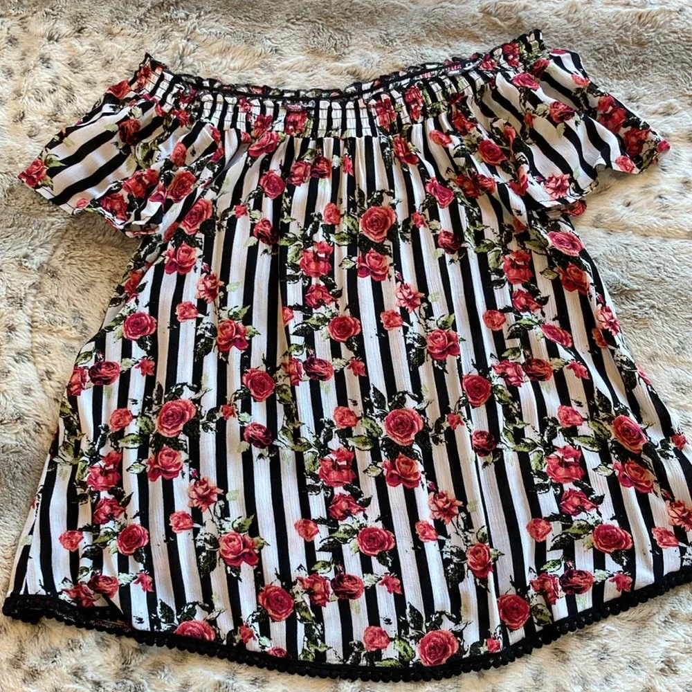 Self Esteem Flutter sleeve or off the shoulder top. Size M. - Picture 5 of 9